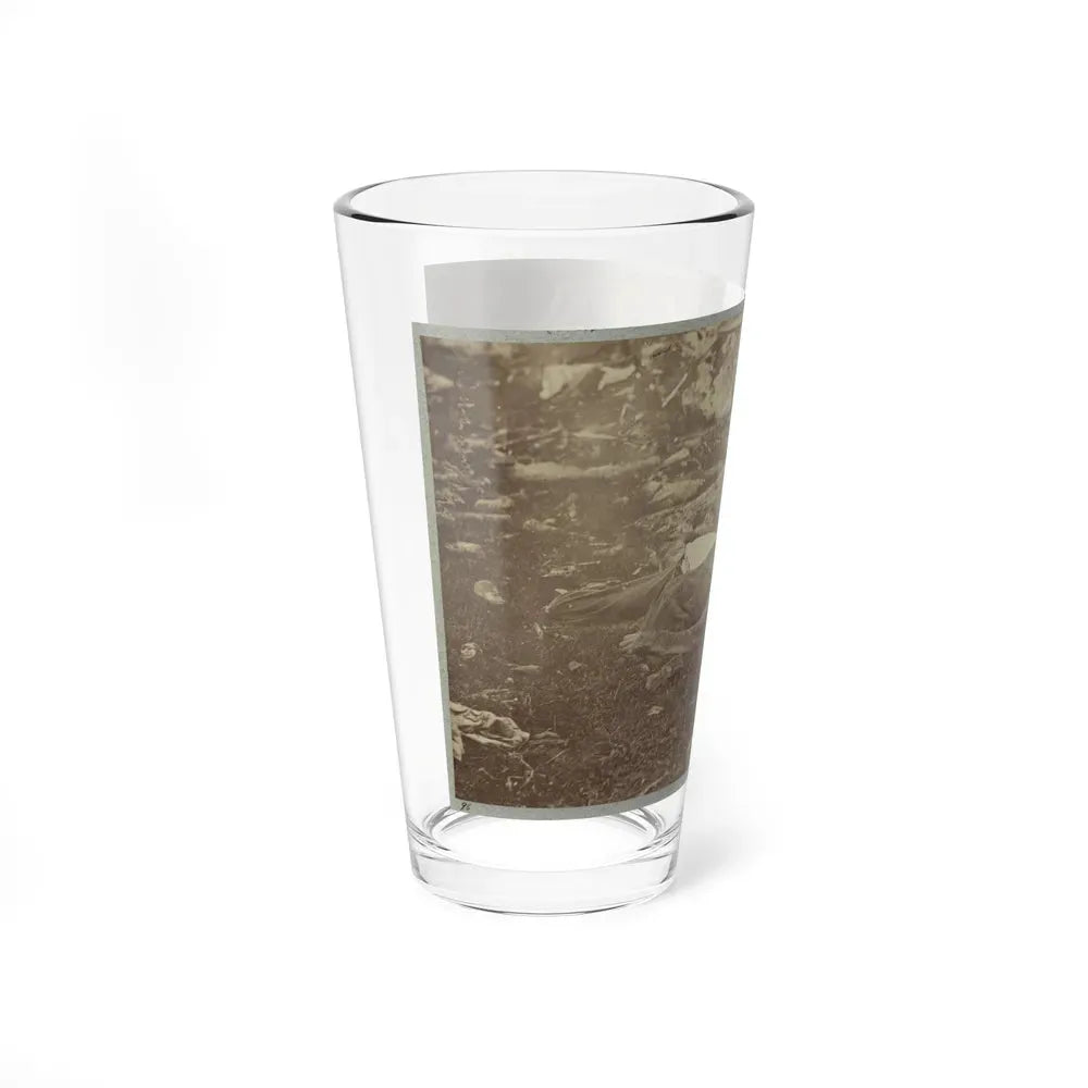 Battlefield Of Gettysburg. Dead Confederate Sharpshooter At Foot Of Little Round Top (U.S. Civil War) Pint Glass 16oz - Go Mug Yourself
