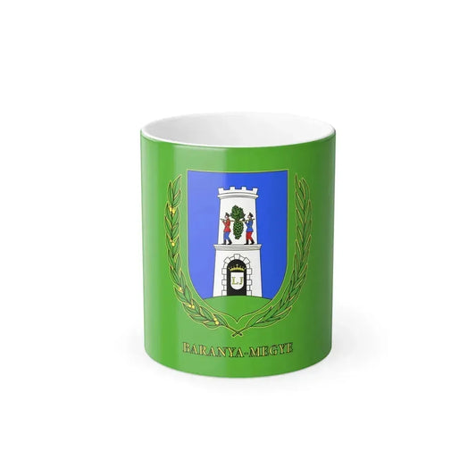 Green flag with the coat of arms of Baranya County: a white watchtower, grape carriers and a laurel wreath.